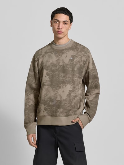 Männermodel trägt Sweatshirt im Allover-Look mit Rundhalsausschnitt von G-Star Raw, braun gemustert, Baumwolle, Regular Fit, Ganzkörperansicht von vorne.