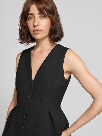 Frauenmodel trägt Slim Fit Weste mit Viskose-Anteil Modell 'Anena' von HUGO in Schwarz mit Knöpfen, strukturierte Oberfläche, Nahaufnahme Oberkörper. Damen Weste von HUGO