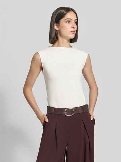 Vrouwenmodel draagt Slim Fit Top aus Baumwoll-Mix van zero, wit katoenmix, boothals, mouwloos design, ruglengte maat 36: 58 cm, close-up bovenlichaam