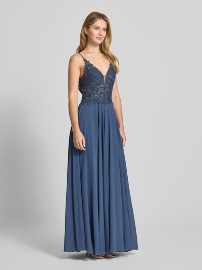 Frauenmodel trägt Abendkleid mit Pailletten- und Ziersteinbesatz von Mascara aus blauem Chiffon, semitransparentes Design, herzförmiger Ausschnitt, floraler Spitzenbesatz, taillierte Passform, Ärmelloses-Design mit Spaghettiträgern, blickdichter Unterrock, Nahtreißverschluss, Ganzkörperansicht von vorne.