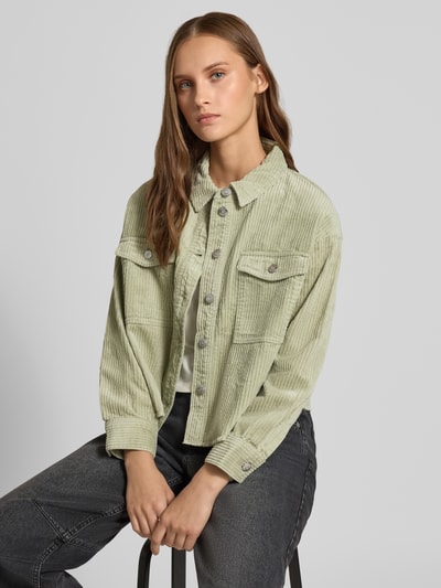 Vrouwenmodel draagt Loose Fit Hemdjacke aus reiner Baumwolle model 'MARINA' van ONLY in lichtgroen met ribstructuur, Dames Oversized Shirt van ONLY, detailopname bovenlichaam