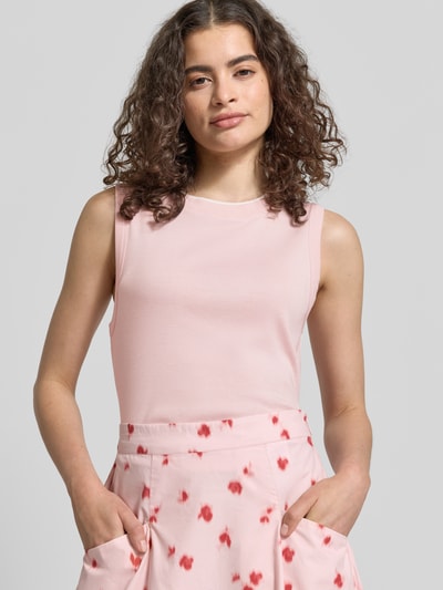 Frauenmodel trägt Tanktop aus Baumwolle mit Rundhalsausschnitt von JAKE*S STUDIO WOMAN in hellem Rosa, Regular Fit, Nahaufnahme Oberkörper.