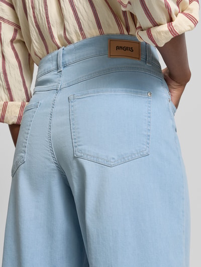 Frauenmodel trägt Bermudas im 5-Pocket-Design Modell 'Liv' von Angels aus hellblauem Baumwoll-Mix mit Stretch, Nahaufnahme Rückansicht.