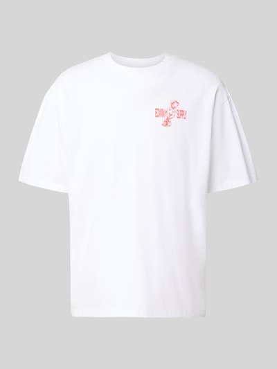 Produktfoto, weißes T-Shirt mit rundem Halsausschnitt, kleinem roten Logo-Print, Modell 'SORRY TOKYO' von Edwin, reine Baumwolle