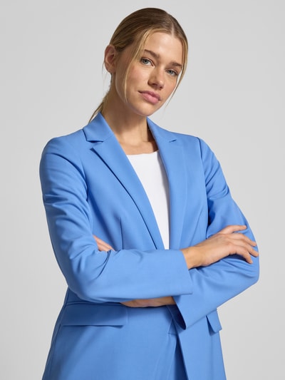 Frauenmodel trägt Regular Fit Blazer aus Viskose-Mix mit Pattentaschen von Comma, leuchtend blau, Knopfverschluss, Reverskragen, Nahaufnahme Oberkörper. Rückenlänge 71 cm, Brustweite 44 cm, Ärmellänge 63 cm, Größe 36, Stretch-Anteil.