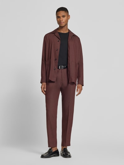 Männermodel trägt Hose aus Leinen-Mix mit Bügelfalte Modell 'Servo' von CINQUE in Braun mit Straight Fit, Label-Detail, Ganzkörperansicht von vorne. Produktdetails: Leinen-Mix mit Viskose-Anteil, Knopf-, Haken- und Reißverschluss, französische Eingrifftaschen, Gesäßleistentaschen, Bundweite bei Größe 50: 43 cm, Innenbeinlänge: 75 cm.
