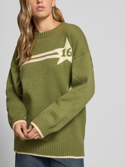 Vrouwenmodel draagt Strickpullover mit Rundhalsausschnitt Modell 'STAR' van DAISY STREET, relaxed fit, all-over look, grof gebreide textuur, groen met crème details, mateninformatie: ruglengte 71 cm, mouwlengte 53 cm, close-up bovenlichaam.