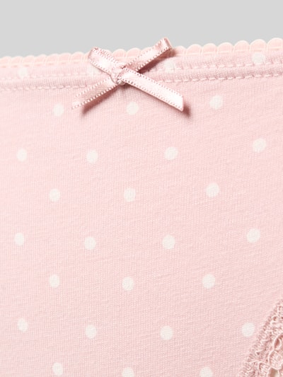 Frauenmodel trägt String mit Spitzenbesatz von Jake*s Casual aus Baumwoll-Elasthan-Mix mit elastischem Bund, Nahaufnahme Oberkörper.