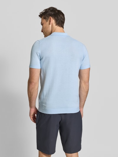 Männermodel trägt Poloshirt mit Logo Detail von BOSS Green in hellblau, Optik: Unifarben, Passform: Regular-Fit, Ganzkörperansicht Rückansicht.