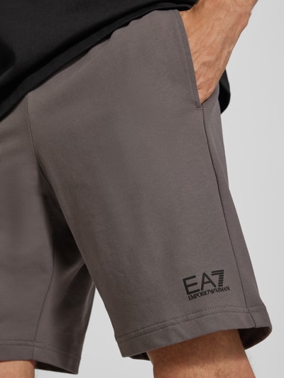 EA7 Emporio Armani Sweatshorts met labelprint Middengrijs - 3