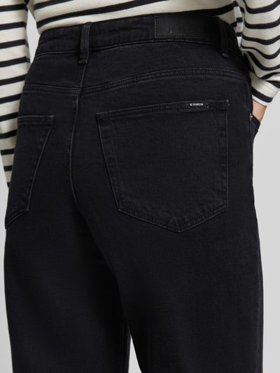 Frauenmodel trägt Straight Fit Jeans aus Baumwoll-Mix Modell 'Celia' von Garcia, schwarze Farbe, sichtbare Gesäßtaschen, Detailaufnahme, Damen Straight Fit Jeans von Garcia.