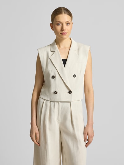 Frauenmodel trägt Regular Fit Weste aus Viskose-Leinen-Mix von Marc O'Polo in Melange-Optik, Twill, Reverskragen, doppelreihige Knopfleiste, Ganzkörperansicht von vorne.