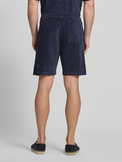 Männermodel trägt Shorts mit Strukturmuster und Eingrifftaschen von MCNEAL, dunkelblau, Baumwoll-Mix, Ganzkörperansicht Rückansicht.