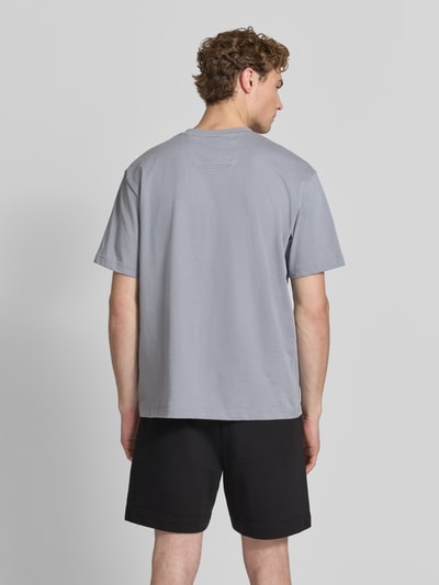 Mężczyzna nosi szary męski t-shirt Relaxed Fit T-Shirt aus reiner Baumwolle Modell 'TEE 10' von BOSS Green, prosta faktura, Ganzkörperansicht Rückansicht.