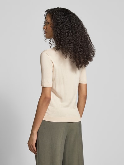 Frauenmodel trägt Slim Fit Strickpullover aus Seide-Baumwoll-Mix Modell 'GABARRA' von Weekend Max Mara in Beige, Rückansicht, kurzarm, unifarben