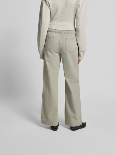 Frauenmodel trägt Wide Fit Jeans mit Tunnelzug von Juvia in Beige mit Gesäßtaschen und weitem Schnitt, Ganzkörperansicht Rückansicht.