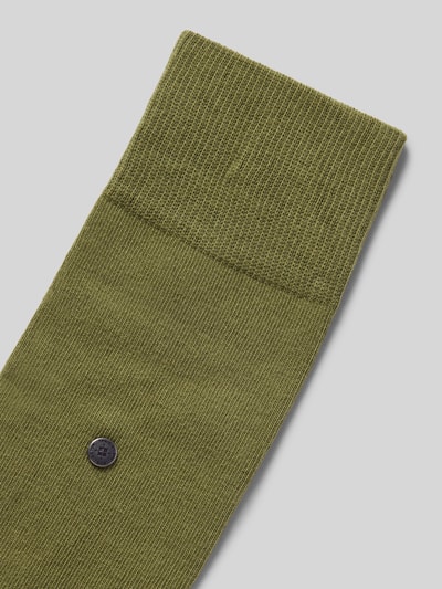 Produktfoto, Socken mit Burlington-Niete von Burlington in Olivgrün aus Bio-Baumwolle und recyceltem Polyester, elastisches Rippenbündchen, körpernahe Passform