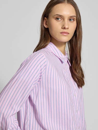 Vrouwenmodel draagt Regular Fit Hemdblouse uit pure viscose model 'BERIT' van Only met allover gestreept patroon, lange mouw, lichtroze, close-up bovenlichaam.