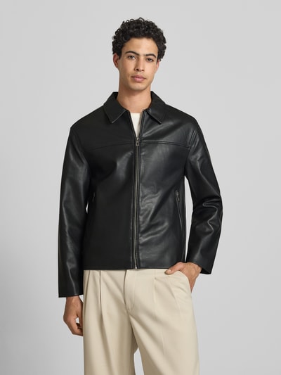 Männermodel trägt Regular Fit Jacke in Leder-Optik Modell 'JACK' von Only & Sons, Optik: Unifarben, Ganzkörperansicht von vorne. Materialverarbeitung: Glattleder-Optik, Kragenform: Fly-Away-Kragen, Verschluss: Reißverschluss, Ärmelform: Langarm, Reißverschlusstaschen, Innentasche, Passform: Regular-Fit.