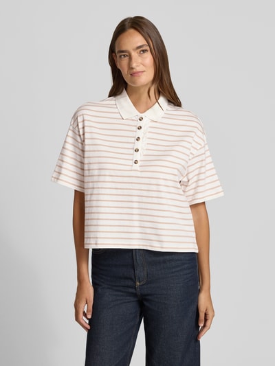 Frauenmodel trägt Poloshirt mit kurzer Knopfleiste von Christian Berg Woman, Reine Baumwolle, Gerader-Schnitt, Polokragen, 1/2-Arm, Rückenlänge 44 cm, feine rosa Streifen auf weißem Grund, Nahaufnahme Oberkörper.