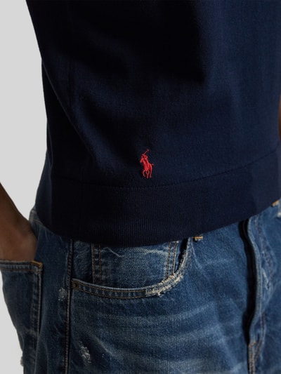 Mężczyznamodel nosi Regular Fit Stricktop aus Baumwoll-Mix od Polo Ralph Lauren w kolorze granatowym, logo-stitching, feinstrick, krój regular fit, crew neck, bez rękawów, bawełniany materiał, detaliczny widok na górną część ciała.