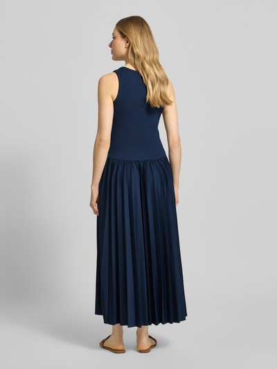 Vrouwenmodel draagt Regular Fit Maxikleid met Logo-Patch model 'Tildy' van JOOP!, donkerblauw, plooistructuur, elastische katoenmix, mouwloos, taillering, ruglengte 140 cm, borstwijdte 38 cm, geheel met tunnelkoord, detailopname rugaanzicht.