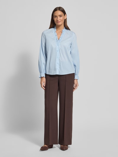 Vrouwenmodel draagt Regular Fit Blouse met V-hals van zero, dames blouse van katoenmix met stretch, ruches, regular fit, v-hals, ruglengte maat 36: 61 cm, mouwlengte maat 36: 64 cm, lichtblauw, bruine broek, voorkant, volledige lichaamsweergave