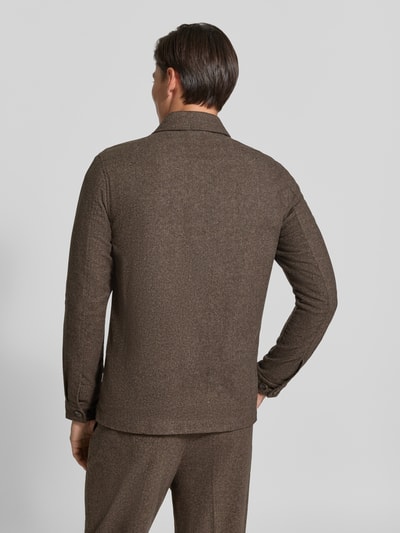 Männermodel trägt Regular Fit Jacke mit Woll-Anteil von Lindbergh, elastyczna mieszanka materiałów, wykładany kołnierz, listwa guzikowa, kieszenie na piersi, długość tyłu w rozmiarze M: 72 cm, Ganzkörperansicht Rückansicht