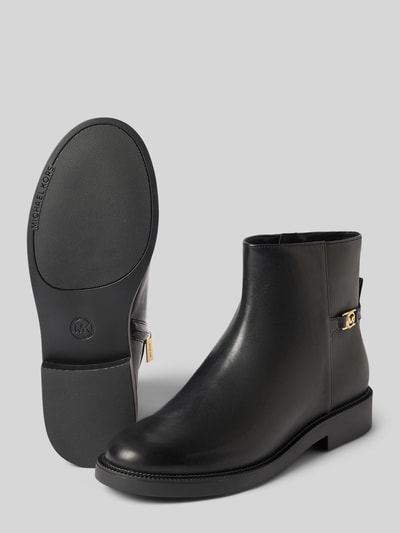 Produktfoto, czarne Stiefeletten aus Leder mit Label-Detail Modell 'MANDY' von MICHAEL Michael Kors, zaokrąglony nosek, zamek, obcas 3 cm, wysokość cholewki 13 cm, szerokość w rozmiarze 40: 12 cm