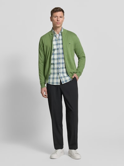Männermodel trägt Freizeithemd mit Knopfleiste von Fynch-Hatton, Regular-Fit aus reine Baumwolle mit Button-Down-Kragen, Ganzkörperansicht von vorne.