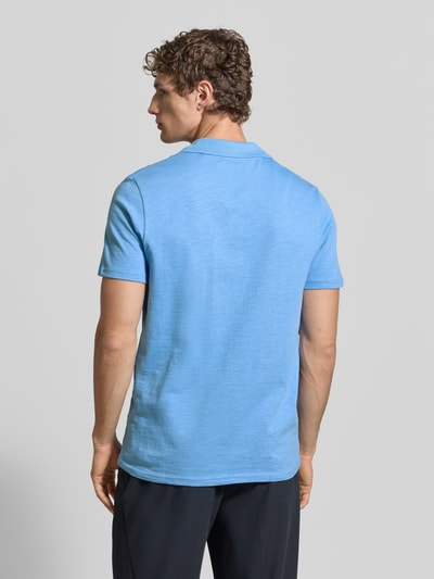 Męski model nosi Slim Fit Poloshirt mit V-Ausschnitt von MCNEAL, czysta bawełna, krój slim fit, kolor jasnoniebieski, widok całej sylwetki z tyłu.