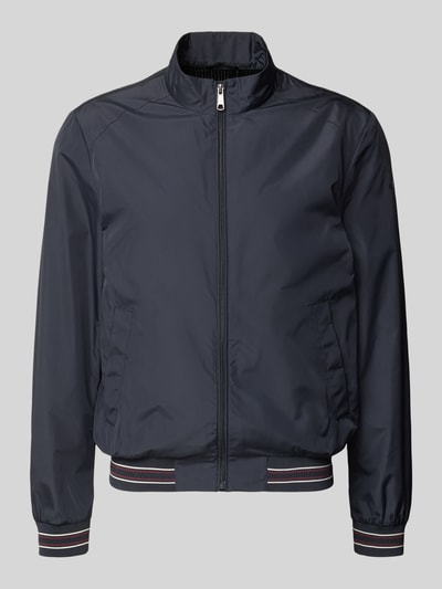 Produktfoto, Blouson mit Stehkragen und Reißverschluss von Geox, kolor granatowy, krój regular fit, kieszenie, szerokość w rozmiarze M: 56 cm, długość tyłu: 68 cm, długość rękawa: 68 cm, szerokość ramion: 46 cm, gładka tekstura
