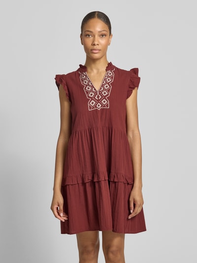 Frauenmodel trägt figurumspielendes Freizeitkleid aus reiner Baumwolle Modell 'Dichte' von Vero Moda in Unifarbe, Ganzkörperansicht von vorne.