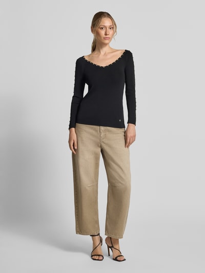 Frauenmodel trägt Slim Fit Longsleeve aus Viskose-Mix Modell 'Maglia Chiusa' von Liu Jo White in Schwarz mit Ziersteinbesatz, Ganzkörperansicht von vorne.