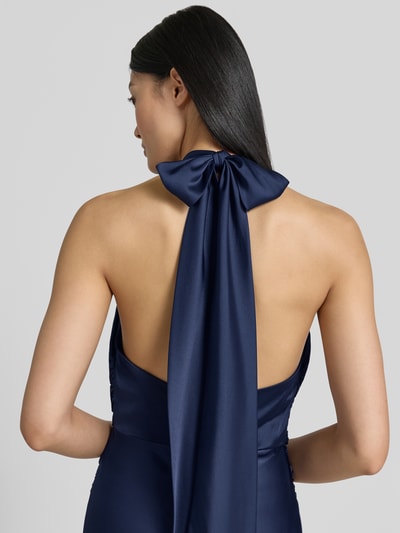 Männermodel trägt Knielanges Cocktailkleid aus Satin von Hey Kyla, granatowy kolor, połyskujący materiał, dopasowany krój, bez rękawów, drapowania, elastyczny miks tkanin, długość pleców w rozmiarze 36: 97 cm, szerokość w rozmiarze 36: 38 cm, zdjęcie z tyłu, ujęcie na górną część pleców