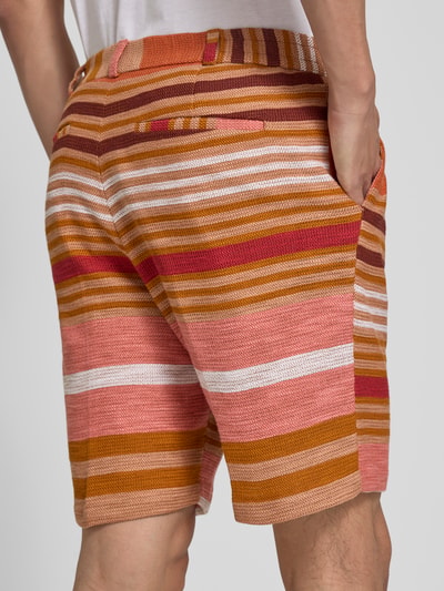 Männermodel trägt Shorts mit Eingrifftaschen von Zuitable, katoenmix, regular fit, all-over look, binnenbeenlengte 24 cm, bandwijdte 40 cm, detailaufnahme achterzijde.