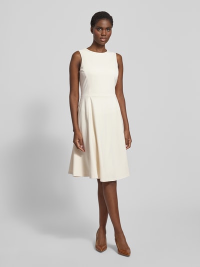 Kobiece model nosi Knielanges Kleid aus Viskose-Mix Modell 'CHARLEY' od Lauren Ralph Lauren, kremowy odcień, A-linia, widok całej sylwetki z przodu.