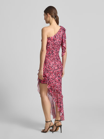 Frauenmodel trägt Cocktailkleid in asymmetrischem Look von Lipsy mit floralem Allover-Look, Volants, Raffung, Material-Mix mit Stretch-Anteil, Figurbetont, Midikleid, Rückenlänge bei Größe 36: 130 cm, Brustweite: 30 cm, Ganzkörperansicht Rückansicht.