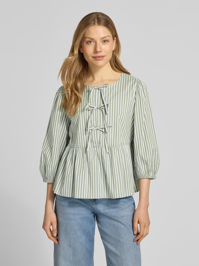 Vrouwenmodel draagt Relaxed Fit blouse uit viscosemix van s.Oliver RED LABEL met all-over streepmotief, strikdetails, popeline, ronde hals, 3/4-mouwen, elastisch mouwboord, plooien; vooraanzicht, bovenlichaam close-up.
