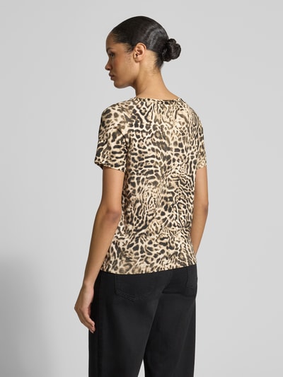 Frauenmodel trägt T-Shirt im Leo-Look mit Rundhalsausschnitt von monari, Viskose-Elasthan-Mix, beige-schwarz, Regular Fit, Ganzkörperansicht Rückansicht.