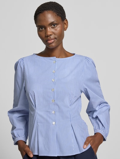 Vrouwenmodel draagt Bluse aus Baumwoll-Mix mit Peplum-Saum van Rich & Royal, blauw-witte strepen, getailleerde pasvorm, knoopsluiting, met lange mouwen, katoenmix, ruglengte maat 36: 55 cm, mouwlengte maat 36: 64 cm, nahaufnahme bovenlichaam.