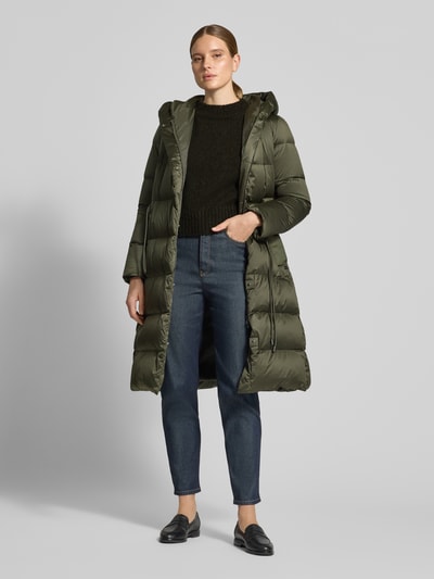 Frauenmodel trägt Relaxed Fit Strickpullover aus Woll-Alpaka-Mix von Marc Cain, dunkle Farbe, gerippte Abschlüsse, Vorderansicht Ganzkörperansicht, Damen Pullover Lanawoll-Mix mit Alpaka-Anteil, überschnittene Schultern, langarmig, Rundhalsausschnitt, Rückenlänge 51 cm, Ärmellänge 62 cm.