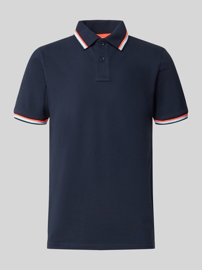 Produktfoto, ciemnogranatowa koszulka polo Slim Fit z paskami w kontrastowym kolorze model 'Brice' od Sundek, mieszanka bawełny i elastanu, listwa guzikowa, długość tyłu w rozmiarze M: 70 cm