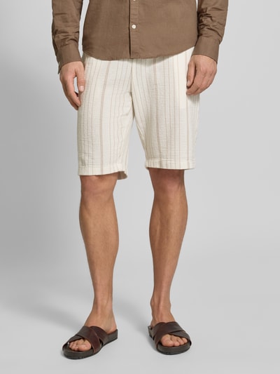 Männermodel trägt Bermudas mit elastischem Bund und Eingrifftaschen von MCNEAL aus Baumwoll-Mix, Regular-Fit, Streifenmuster, Nahaufnahme Oberschenkel.