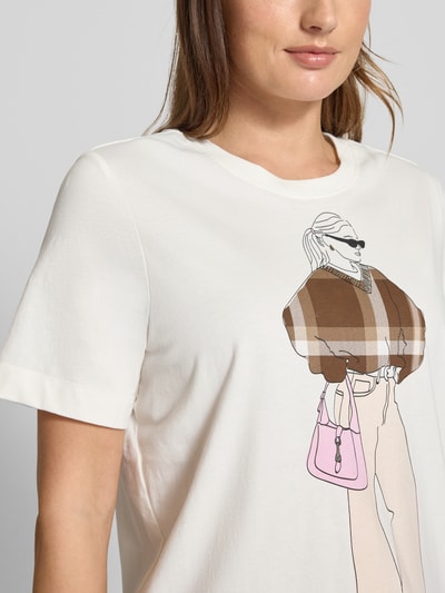 Kobiece modelka nosi Regular Fit T-Shirt aus reiner Baumwolle von s.Oliver RED LABEL, biały kolor, motyw nadruku, bawełna, półzbliżenie górnej części ciała.