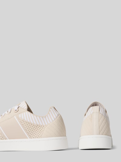 Produktfoto, Sneaker mit Schnürung Modell 'JRIXIE' von Guess in Beige mit Struktur, abgerundete Spitze, Label-Details, weiß-beige Kontrast. Absatzhöhe 3 cm, Schafthöhe 5 cm, Schaftweite 6 cm.