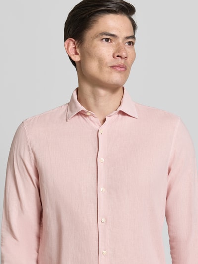 Männermodel trägt Slim Fit Freizeithemd aus Leinen-Mix Modell 'Steven' von CINQUE in Rosa, Baumwoll-Anteil, Kentkragen, Knopfleiste, Nahaufnahme Oberkörper. Rückenlänge 68 cm, Schulterbreite 42 cm, Ärmellänge 65 cm bei Größe M.