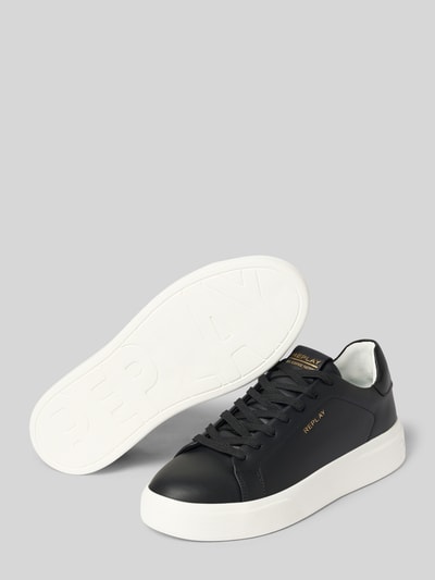 Produktfoto, Sneaker mit Logo-Details Modell 'NOTTING' von Replay in Schwarz mit strukturierter weißer Sohle, abgerundete Form, Schnürverschluss, Schafthöhe und Schaftweite bei Größe 44, Markenname auf der Innenseite sichtbar