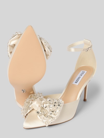 Produktfoto, Pumps mit Zierschleife Modell 'Lumma' von Steve Madden in cremefarbenem Satin mit Ziersteinbesatz, spitze Passform, Stilettoabsatz, Absatzhöhe 9 cm, Schafthöhe 9 cm, Pinschließe