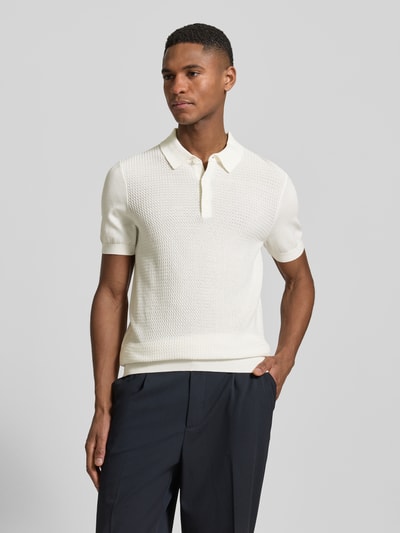 Männermodel trägt Regular Fit Poloshirt aus reiner Baumwolle von Strellson in Creme mit Strickoptik, Strukturmuster, Ganzkörperansicht von vorne.